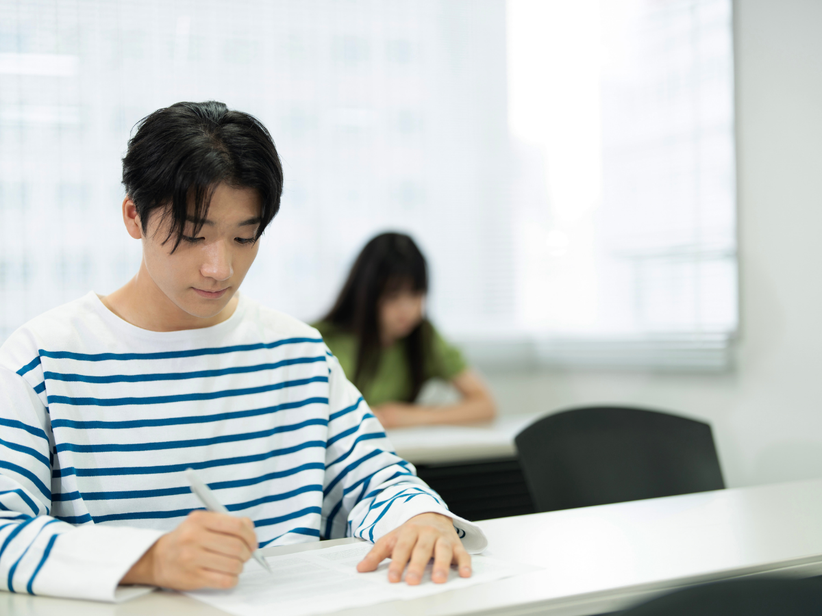 Learner asking questions during an online consultation
